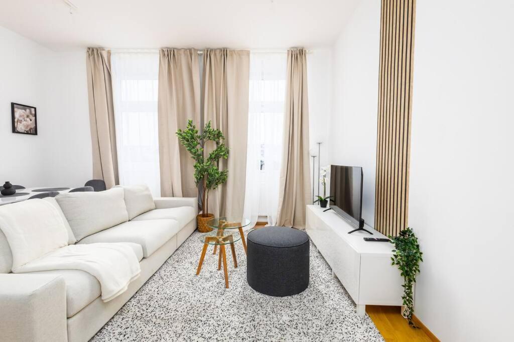 Appartement Orestaliving - Danube Canal View Wenen
